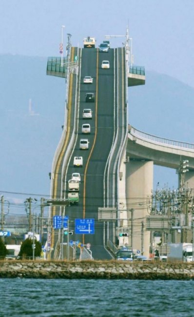 Мост в Японии с невероятным углом подъема (8 фото)
