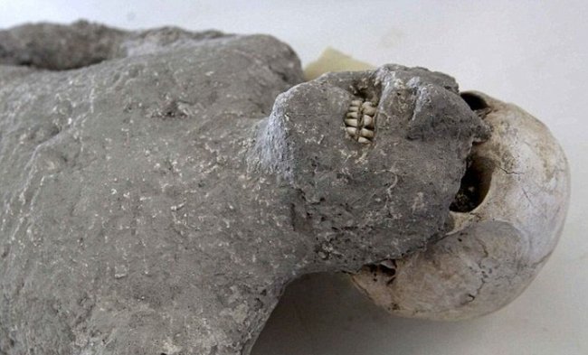 Археологи обнаружили тела жителей Помпеи под окаменевшей лавой Везувия (23 фото)