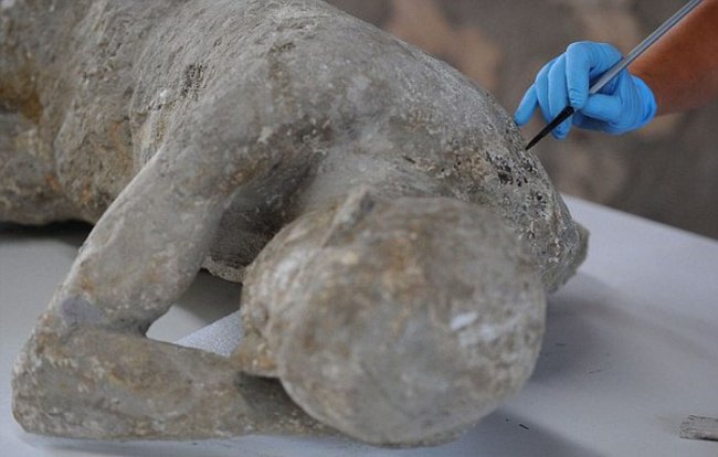 Археологи обнаружили тела жителей Помпеи под окаменевшей лавой Везувия (23 фото)