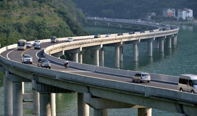 Мост вдоль реки в Китае (6 фото)
