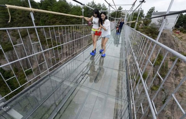 В Китае открыли самый длинный в мире стеклянный подвесной мост (8 фото)