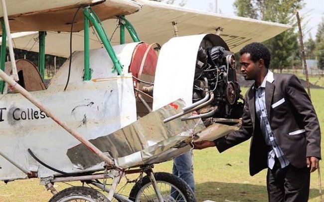 Житель Эфиопии решил самостоятельно построить самолет (8 фото)