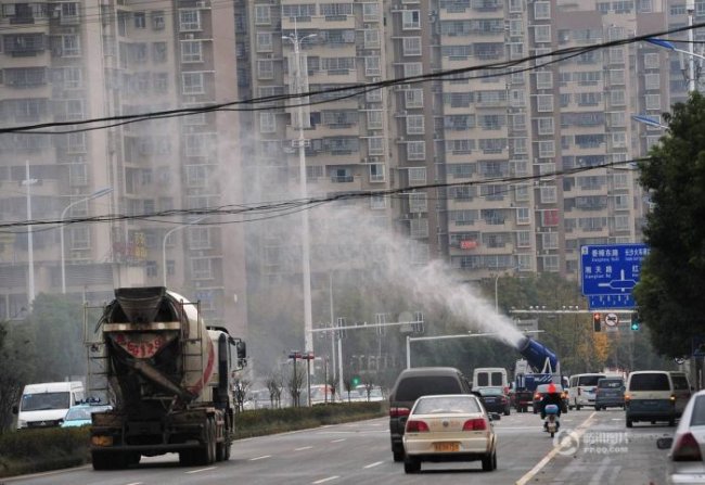 Ноу-хау в Китае - туманные пушки для очистки воздуха (4 фото)