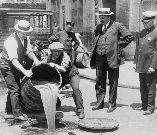 Как расправлялись с выпивкой 20-30-е годы в США (12 фото)
