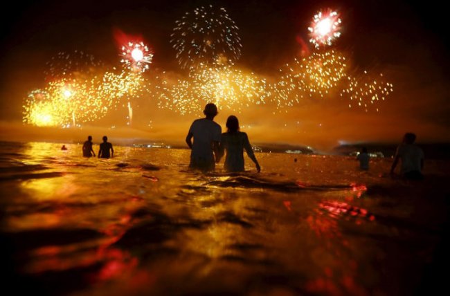 Новогодняя ночь на пляже Рио (10 фото)