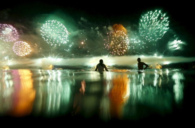 Новогодняя ночь на пляже Рио (10 фото)