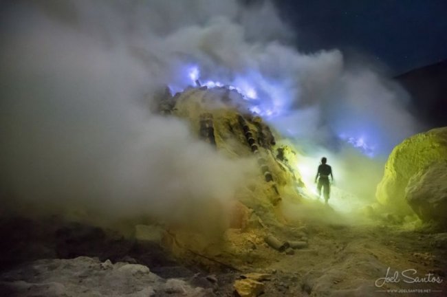 Восхитительный вулкан Иджен в Индонезии (12 фото)