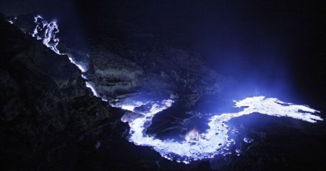 Восхитительный вулкан Иджен в Индонезии (12 фото)