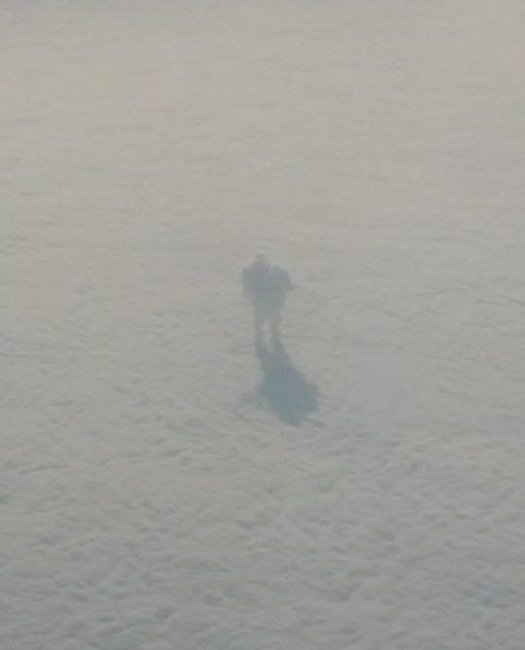 Пассажир самолета увидел человека в облаках (3 фото)