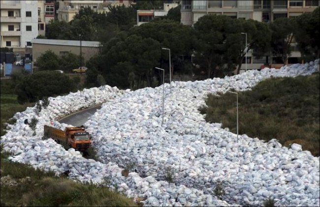 Река из мусора на улицах Бейрута (8 фото)