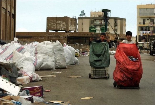 Река из мусора на улицах Бейрута (8 фото)