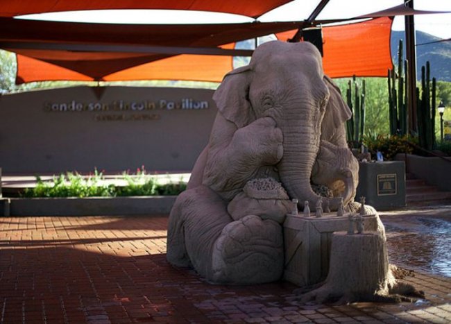Скульптура из песка слону и мышке (8 фото)