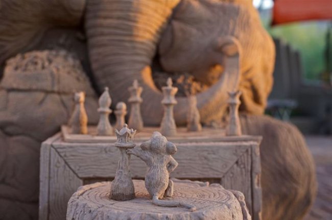 Скульптура из песка слону и мышке (8 фото)