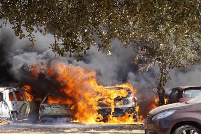 На парковке сгорело 422 автомобиля в Португалии (19 фото)