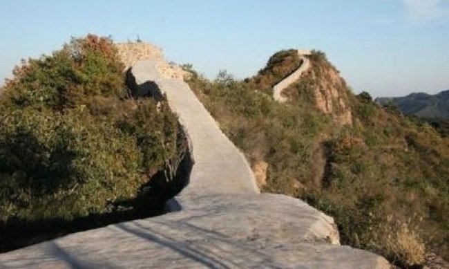Китайцы испортили участок Великой стены бетоном (8 фото)