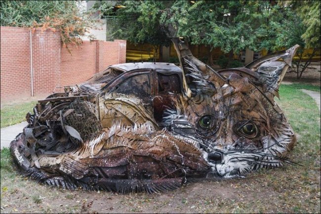 Удивительные скульптуры из мусора (15 фото)