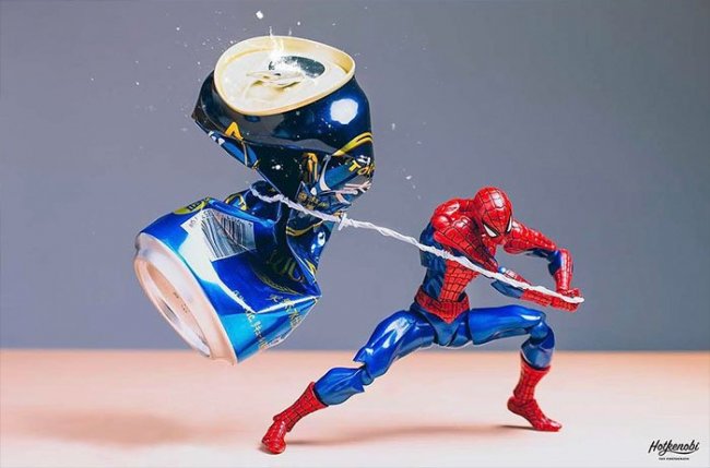 Японский фотограф оживляет фигурки супергероев (27 фото)