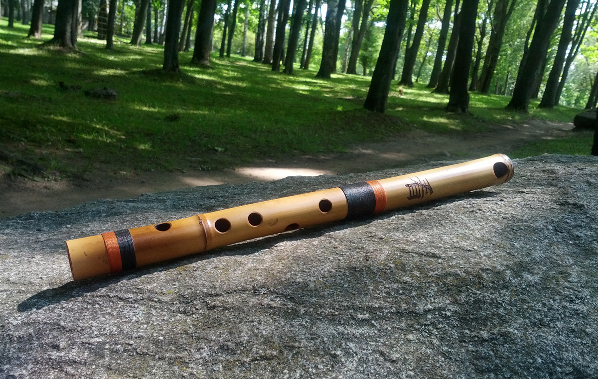 Индийский флейта музыка. Бансури флейта. Бансури музыкальный инструмент. Свирель флейта музыкальные инструменты. Свирель дудочка флейта.
