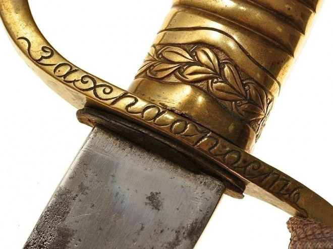Сувенирное оружие из драгоценных металлов – достойный подарок для мужчины