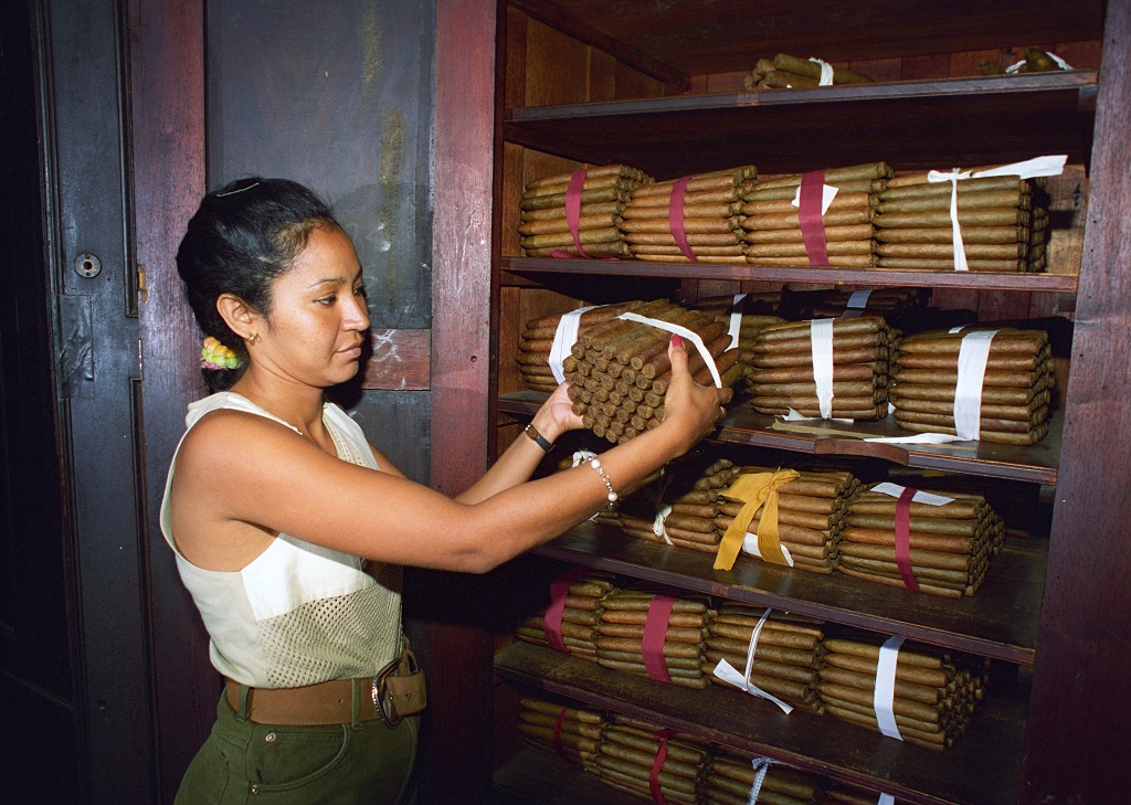 Сколько можно вывозить с кубы. Куба Гавана сигары фабрика. Фабрика сигар на Кубе. Кубинские сигары на Кубе. Сигары на Кубе сувениры.