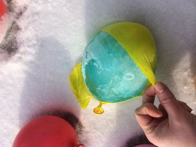 Как наполнить шарик водой. Воздушный шар поделка. Поделки с воздушными шариками. Цветные ледяные шары. Ледяные шары своими руками.