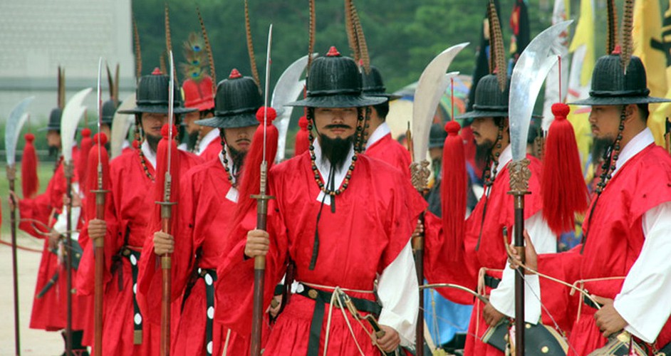 Разные военные формы. Военная форма Южной Кореи парадная. Странная Военная форма.