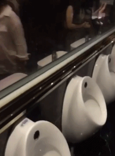 Необычное зеркало между мужским и женским туалетом