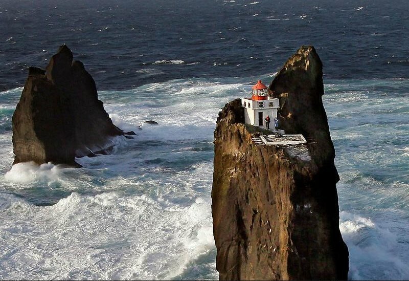 Маяк &#222;r&#237;drangaviti в Исландии — самый изолированный маяк в мире (9 фото) 
