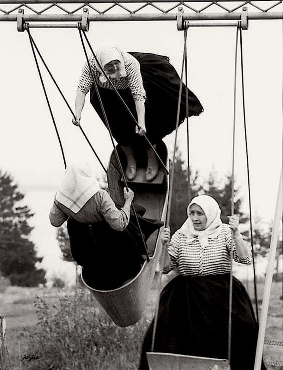 Бабушки на качелях, Словакия, 1966 год (фото дня)