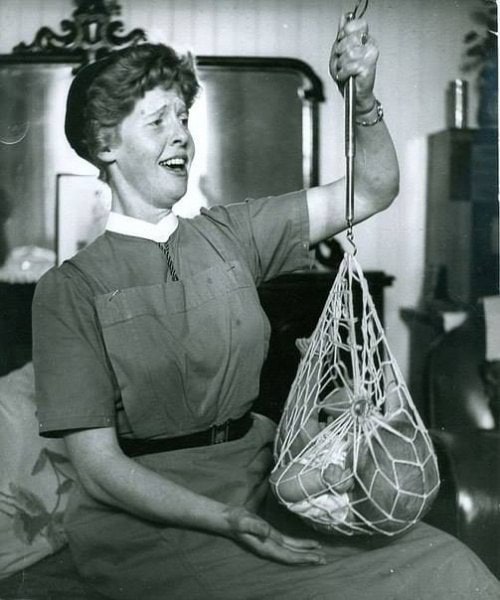 Медсестра взвешивает младенца, Шотландия, 1959 год