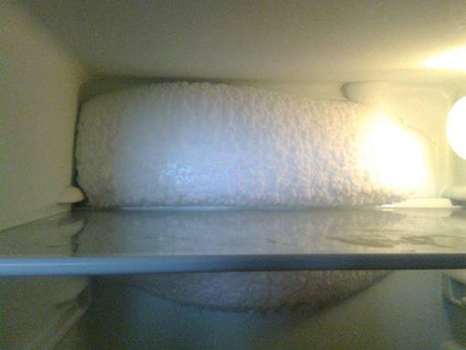 Почему замерзает задняя стенка холодильника
