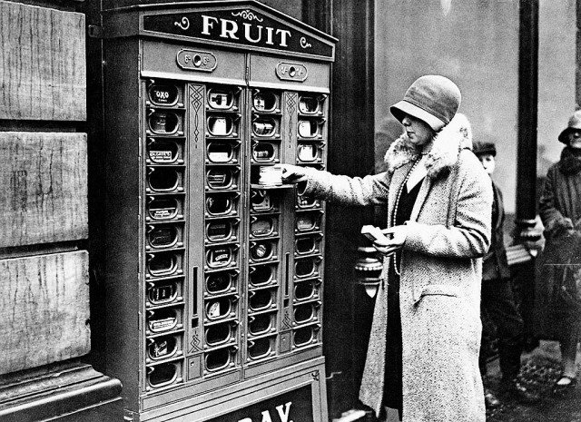 Первый торговый автомат в мире