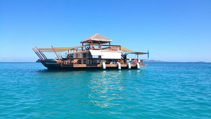 Необычный плавучий бар на Фиджи