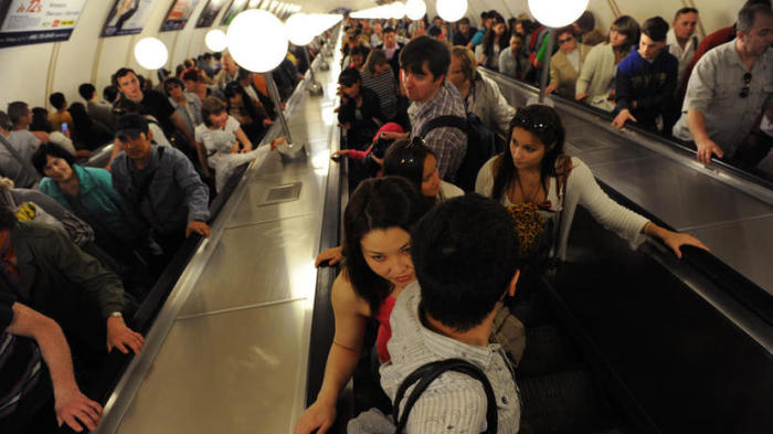 Почему поручень эскалатора в метро движется быстрее ступенек