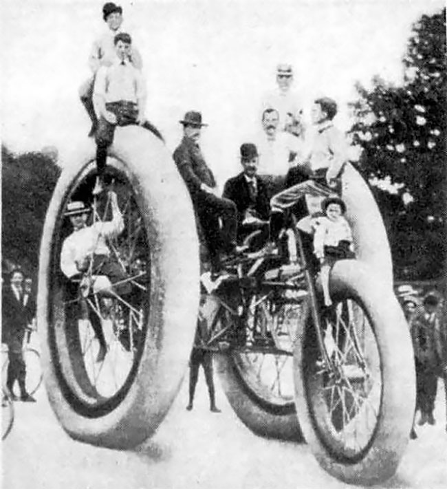 Гигантский механический трехколесный велосипед в 1896 году