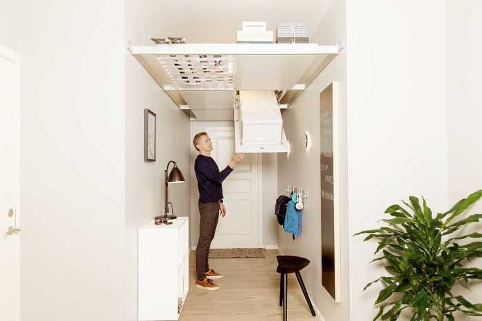 Что нужно для комфортной жизни. Система хранения под потолком. Выдвижной потолочный шкаф. Шкафчики под потолком. Шкаф в квартире с высокими потолками.