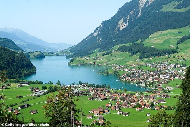 Швейцарцы строят фантастическое хранилище для богачей (4 фото)