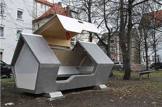 В городе Ульм в Германии установили капсулы для сна, чтобы защитить бездомных от холода ночью