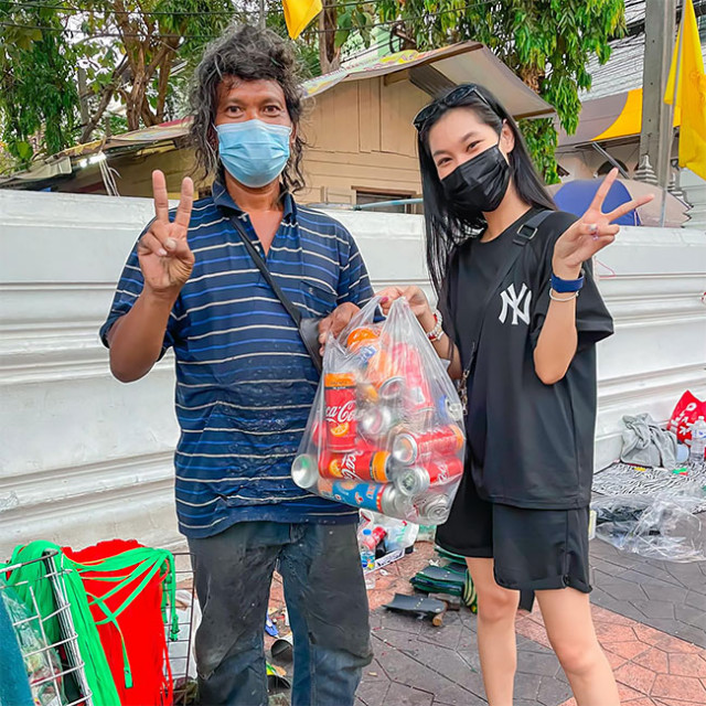 Житель Таиланда превращает жестяные банки в стильные сумочки (6 фото)