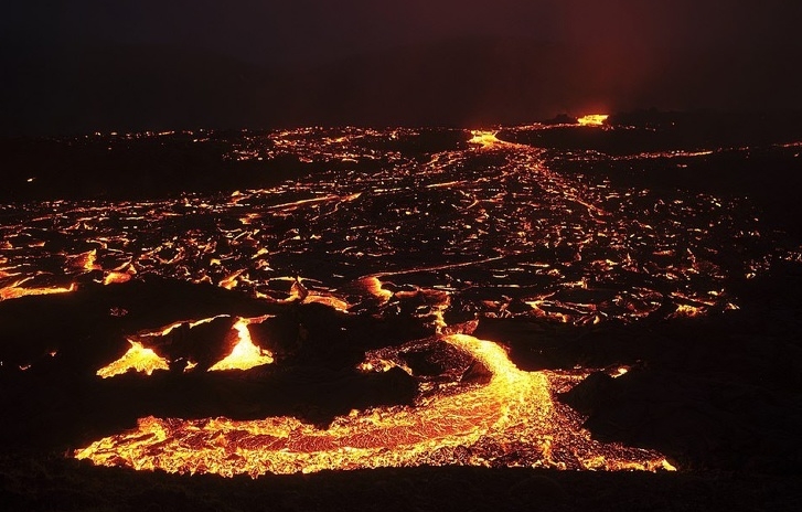 Толпы туристов прутся к исландскому вулкану, извергающемуся впервые за 6000 лет