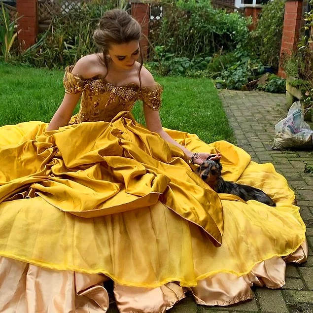 Девушка стала интернет-хитом, воссоздавая платья принцесс Диснея, Барби и других вселенных (15 фото)