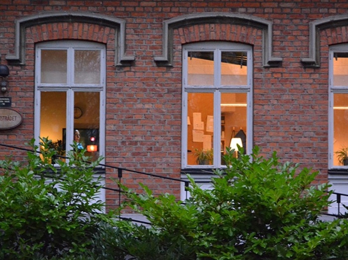 Почему в Швеции не вешают на окна шторы?