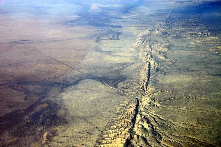 Что такое землетрясение и что его вызывает?
