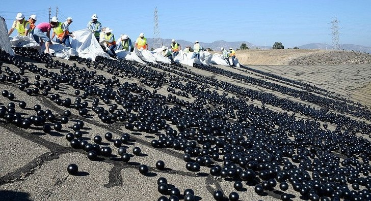 96 миллионов черных шаров в водохранилище (видео)