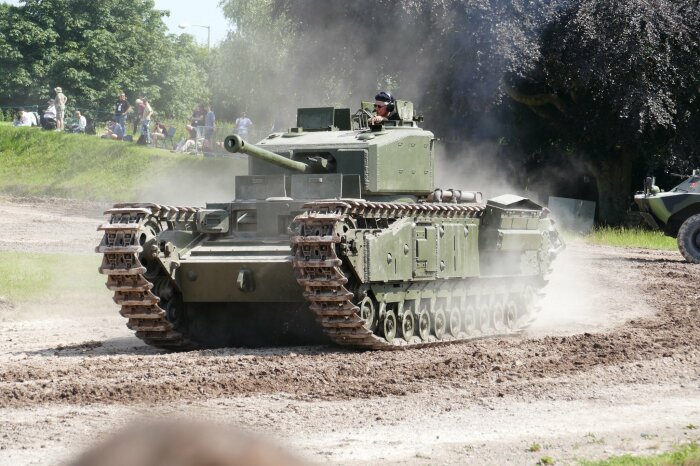 Почему красноармейцы любили странный танк "Черчиль"