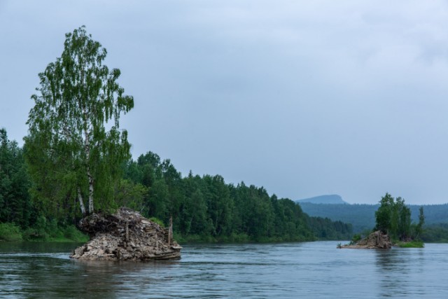 Посреди уральских рек виднеются рукотворные островки: кто и зачем их создал
