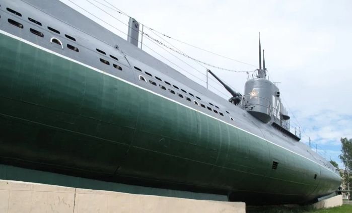 Зачем нужны прямоугольные отверстия, расположенные по всему корпусу подводной лодки?