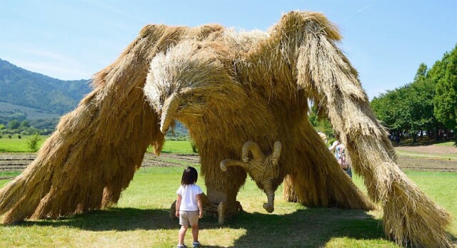 В Японии проходит 14-й ежегодный фестиваль соломенных скульптур Wara Art Festival (14 фото)