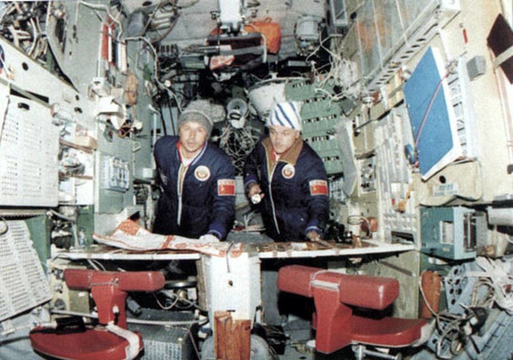 Станция салют 7 1985 год. Салют 7 Джанибеков Савиных. Салют 7 космонавты Джанибеков и Савиных. Полет Джанибекова и Савиных в 1985.