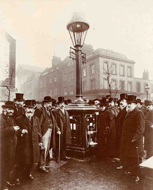 История Pluto Lamp: как уличные фонари в Лондоне XIX века продавали горячий чай и связывали людей с полицией